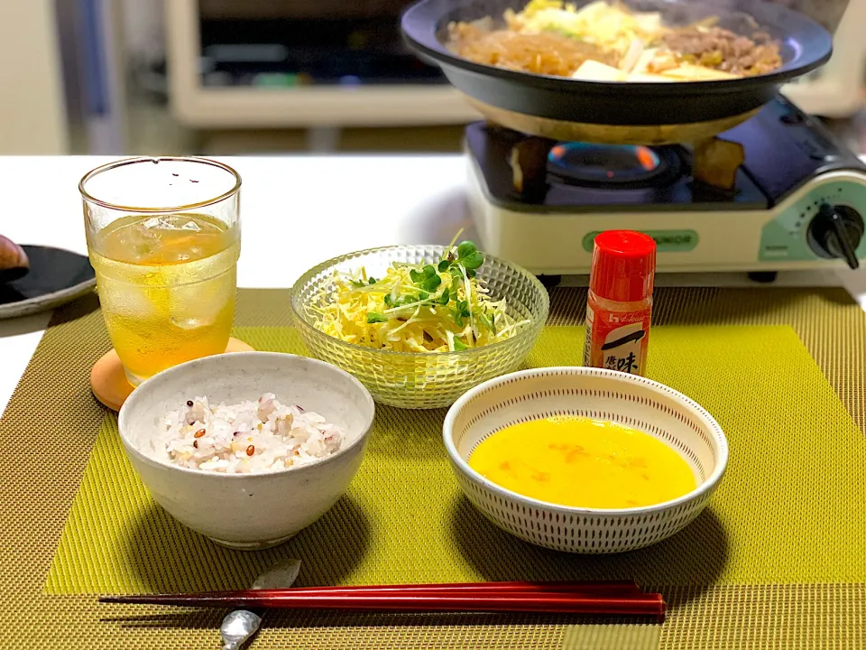 Snapdishの料理写真:ばんごはんは、すき焼き風。
牛肉がただの切り落とし肉なんで「風」なんだけど。
牛肉、白菜、豆腐、しらたき。
しらたきが美味しいよね。|yukiさん