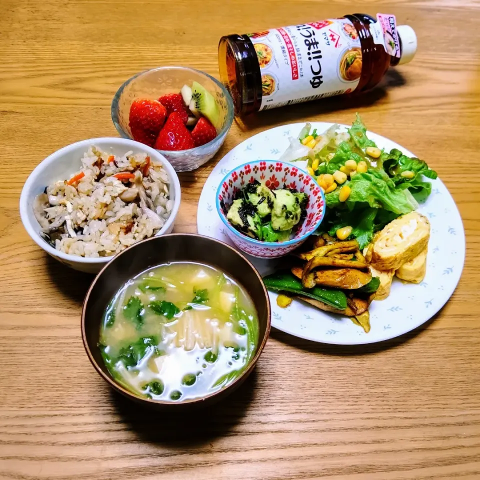 Snapdishの料理写真:『ぱぱっとちゃんと朝ごはん これ！うま！！つゆ で炊き込みご飯とだし巻き卵』|seri-chanさん