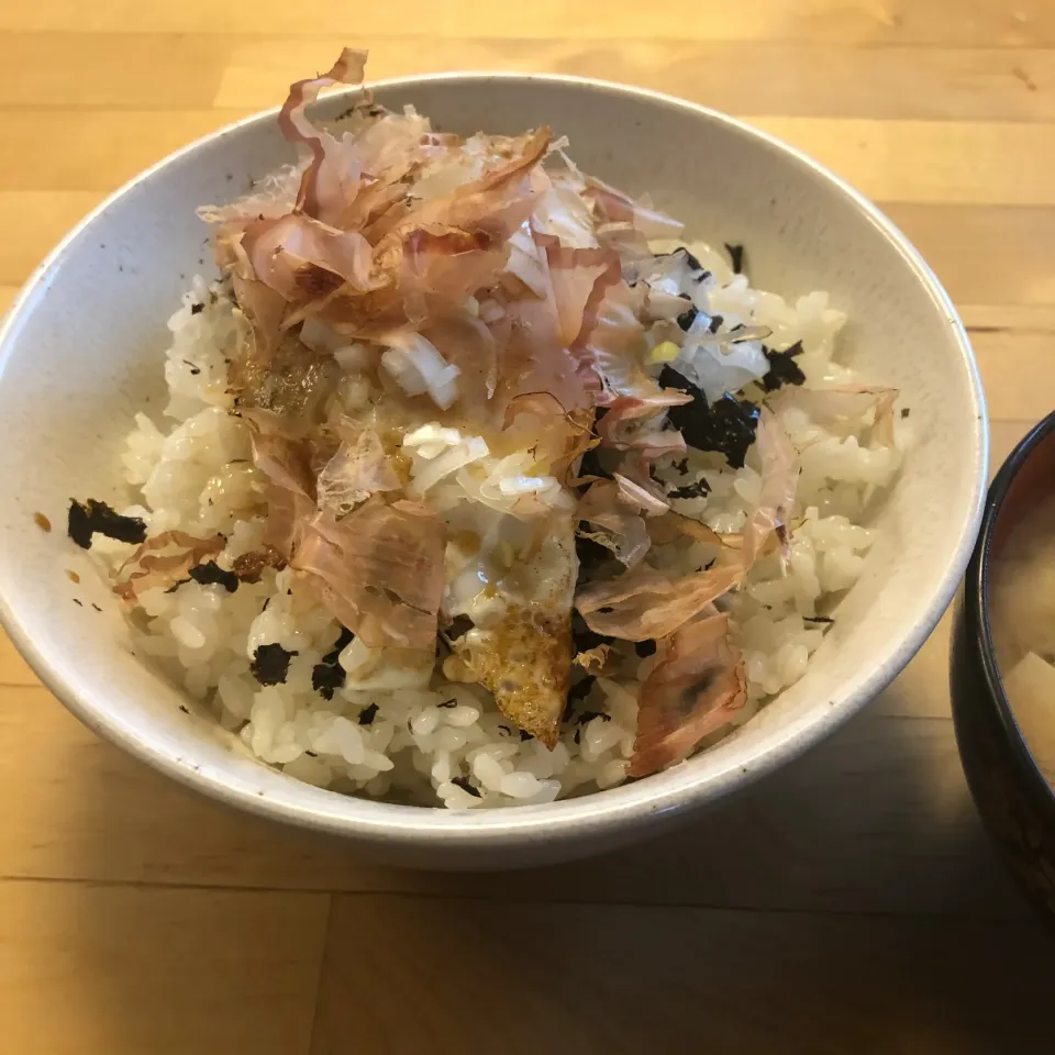 Snapdishの料理写真:焦がし醤油の目玉焼き丼|Takeshi Kuraishiさん