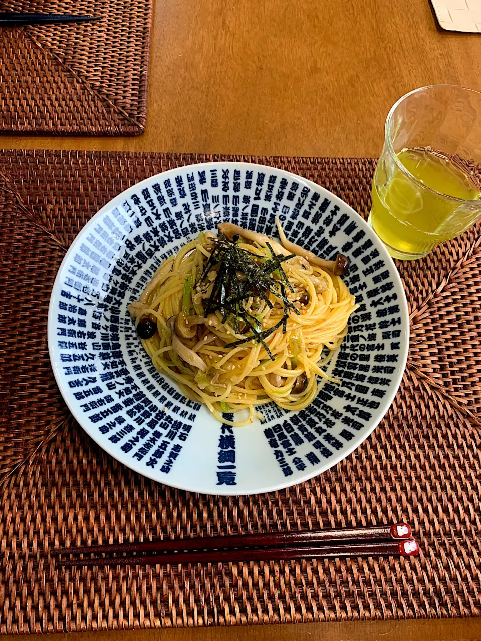 Snapdishの料理写真:箸で食べる　ねぎときのこの和風パスタ|ひろさん