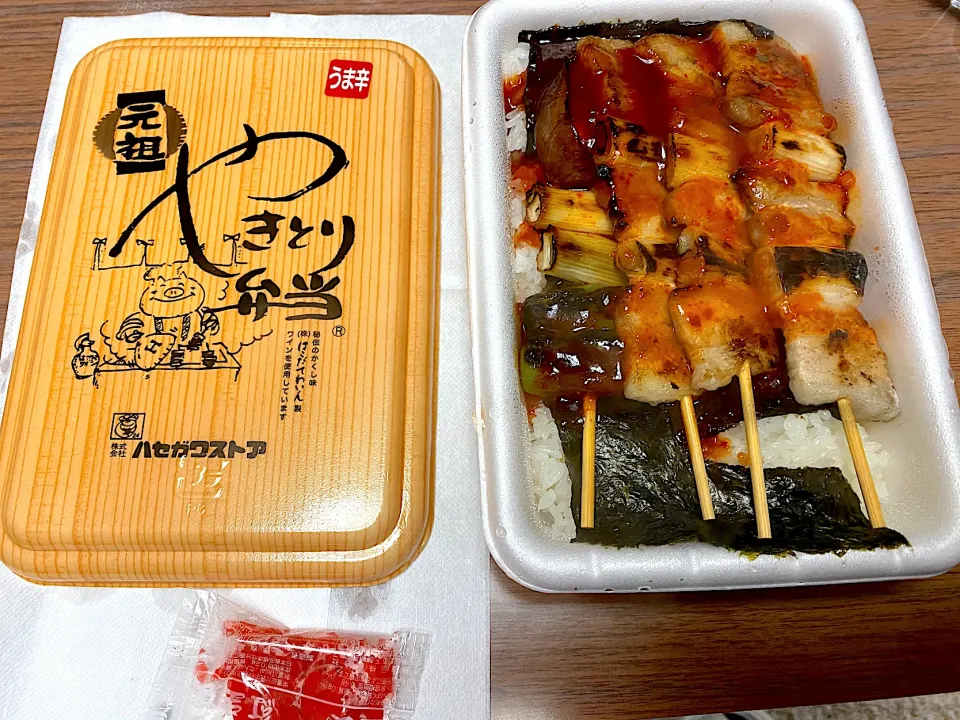 Snapdishの料理写真:ハセガワストア　焼き鳥弁当|hiramukiさん