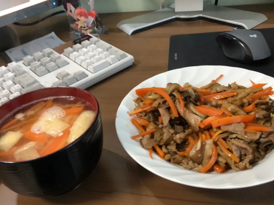 Snapdishの料理写真:豚肉と舞茸の甘辛焼き・人参とジャガイモの味噌汁|a-parkさん