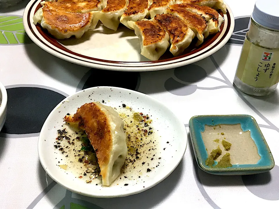 🥟手作り餃子。お酢に黒胡椒と柚子胡椒で頂きます😋|@KITAさん