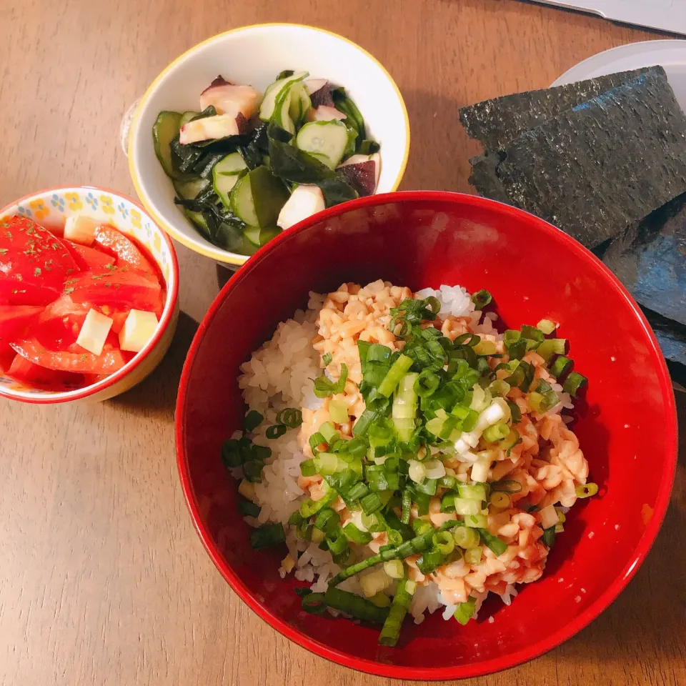 蛸ときゅうりの酢の物とトマトとクリチを和えたやつと納豆on酢飯feat.韓国海苔|薫子さん