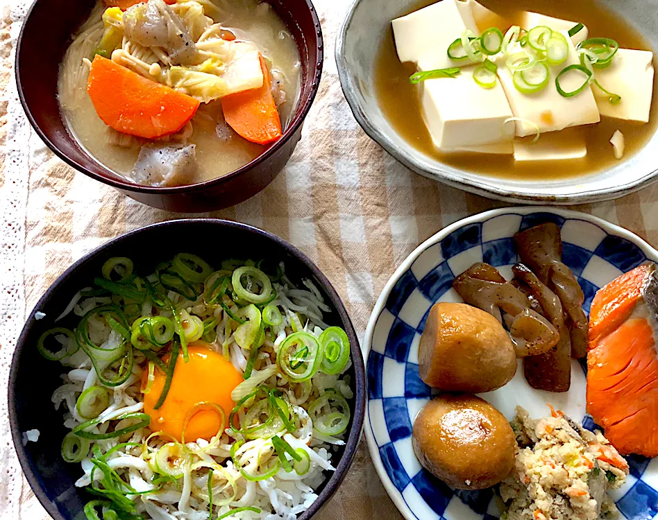 Snapdishの料理写真:しらす丼、こんにゃくの炒め物、さといもの煮つけ、具だくさん味噌汁、絹豆腐のあんかけと、おからと焼き魚(これは買ったやつともらったやつ)|KKOさん