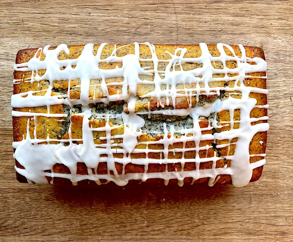 Poppy seed cake with lemon glaze|Dean M Rogersさん