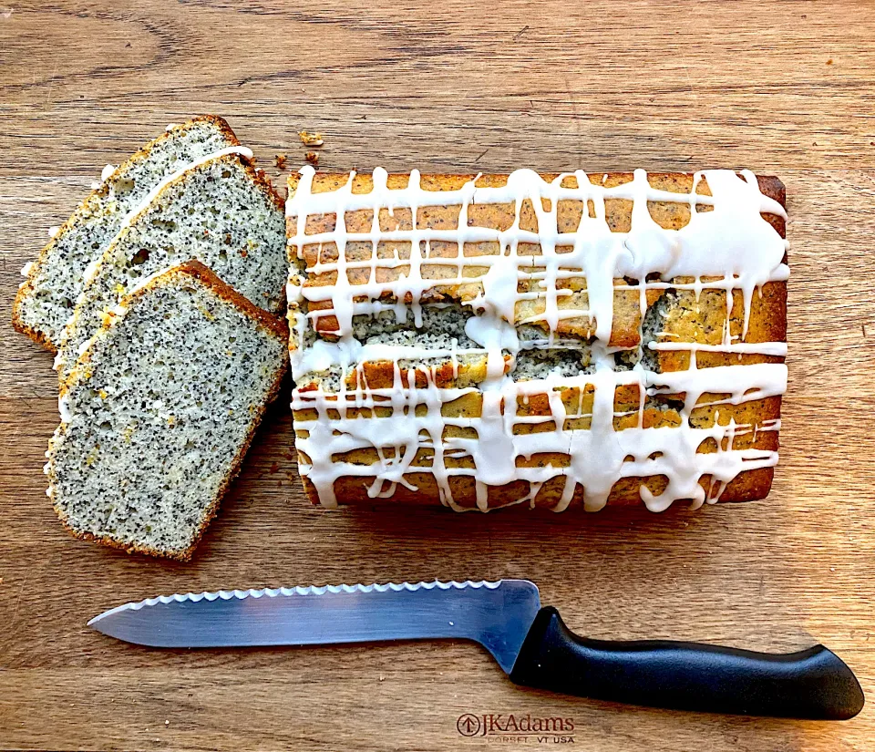 Poppy seed cake with lemon glaze.|Dean M Rogersさん