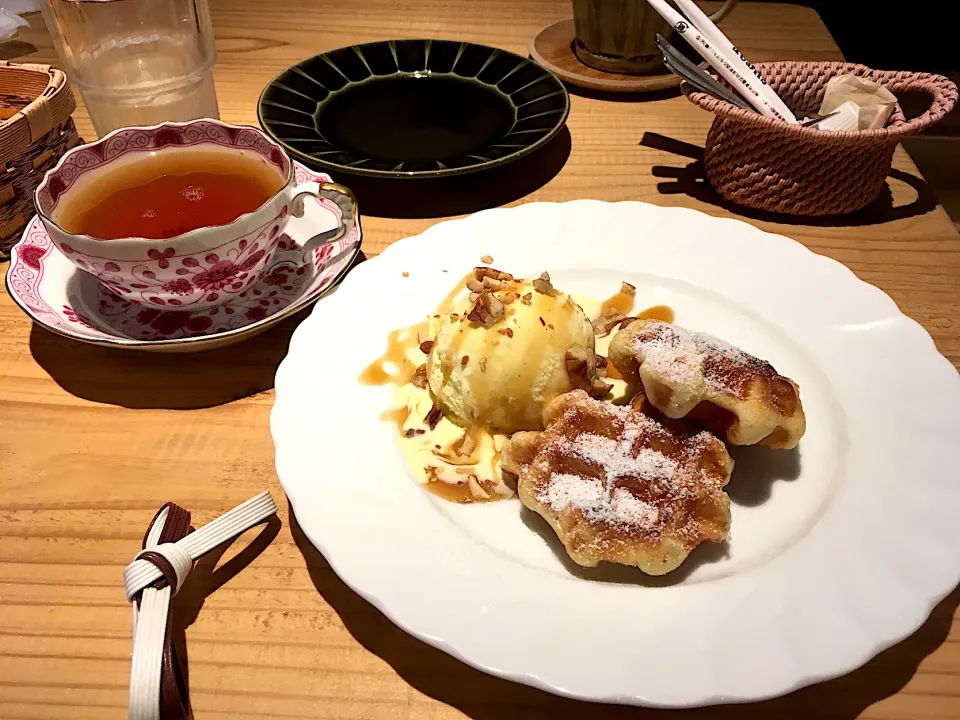 ワッフルのバニラアイス添え、紅茶|こいちさん