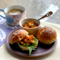 昼ごはん　高野豆腐のタコミートでタコサンド