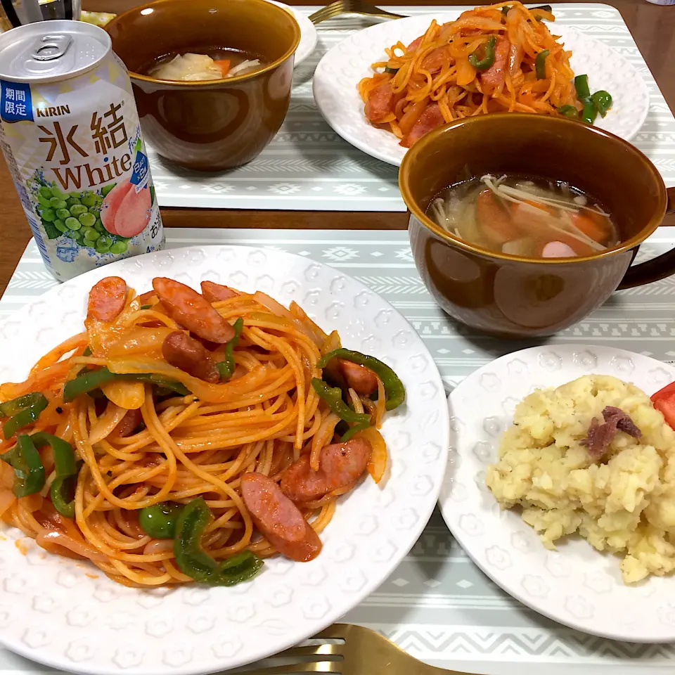 Snapdishの料理写真:ナポリタンとアンチョビポテトサラダと野菜スープ|waiwaiさん