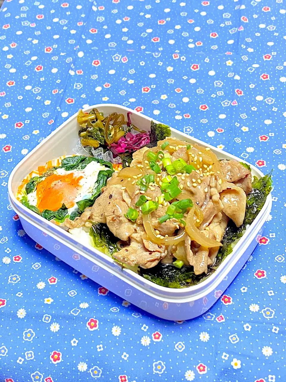 息子のお弁当(強制～レンちんほうれん草の目玉蒸し)😄|かあたんさん