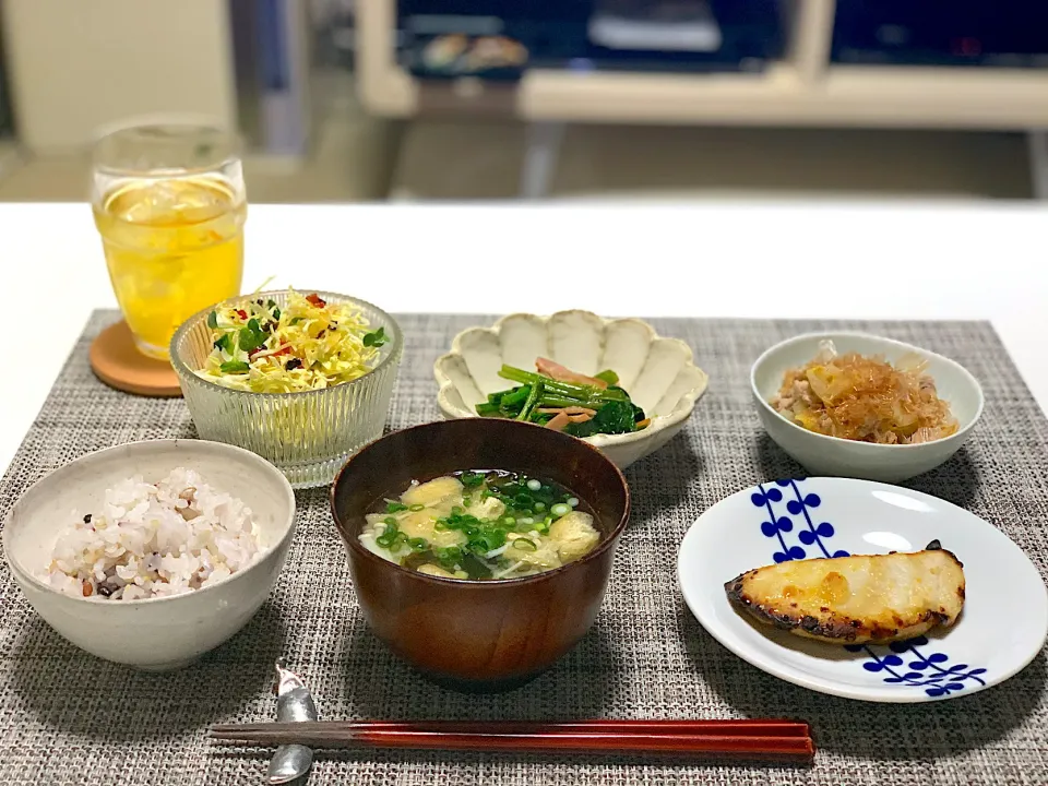 ばんごはん。
鮪の西京漬、ほうれん草のソテー、蒸し白菜と豚肉、サラダ、味噌汁。|yukiさん