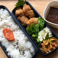 Snapdishの料理写真:唐揚げ弁当。ココアバナナケーキ付き|弁当 備忘録さん