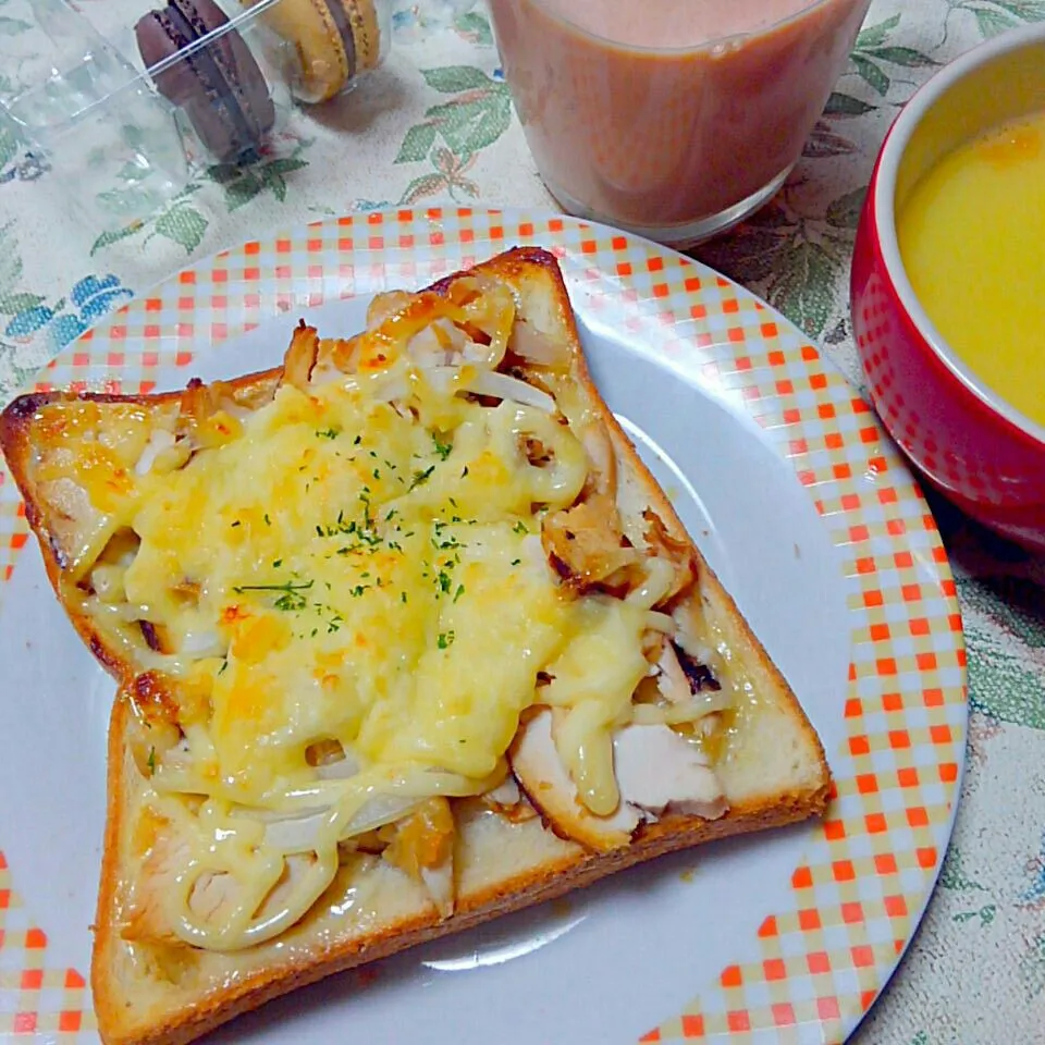 ブエノチキンリメイク🍞チキンマヨチーズトースト|うたかた。さん