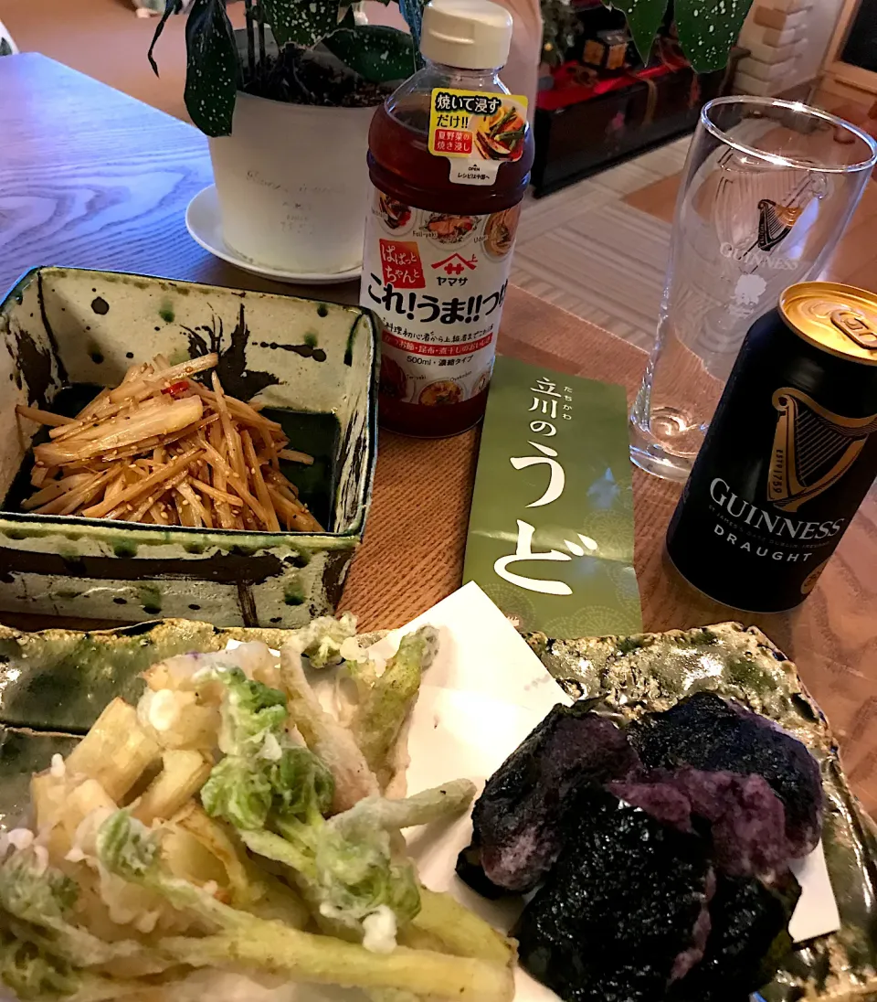 うどのきんぴらと天ぷらと紫大和芋の磯辺揚げとGuinness Beer|izunさん