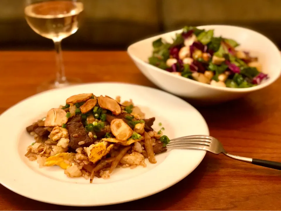 ゴボウ入りガーリックステーキライス&サラダ🥗シャルドネ　　　　　　　　　　　Garlic steak rice with burdock|マユマユさん