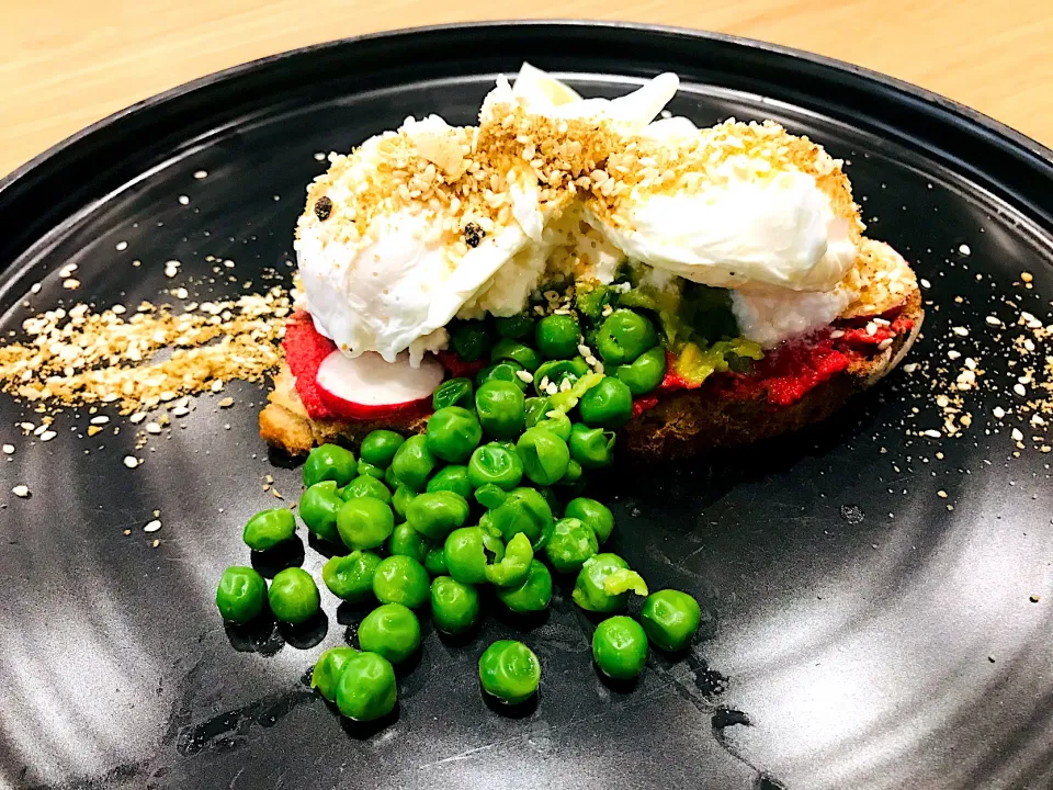 Poached eggs, peas, beetroot hummus, radish & dukkah spices on a slice of sourdough|Sergio Lacuevaさん