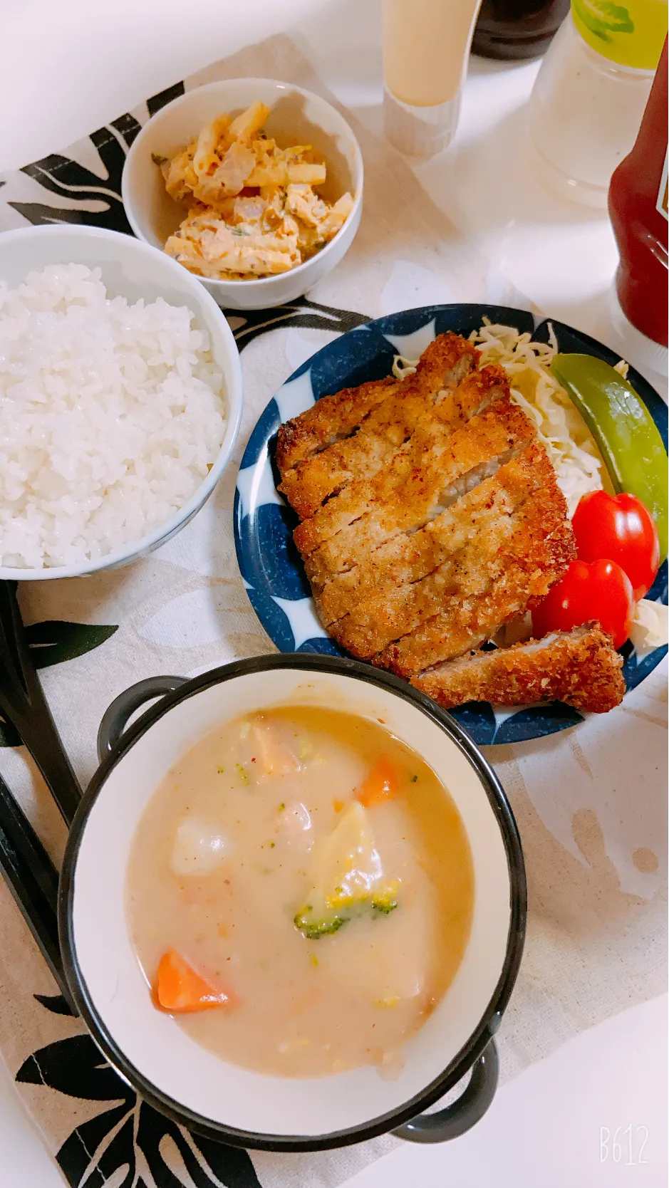 今日の晩御飯😚寒いからシチュー😋あとは豚カツ☺️|ゆきさん