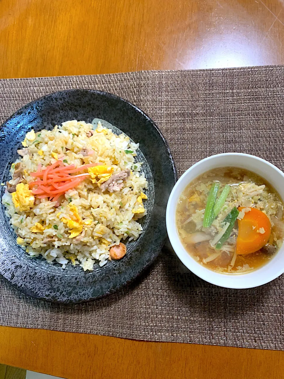 お一人様夕ご飯、冷蔵庫残り物チャーハンと昨日の残り餃子の具のスープです。|レモンさん