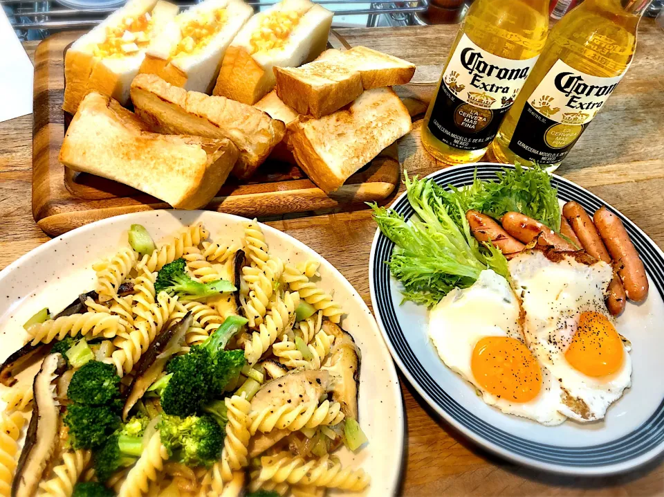 Snapdishの料理写真:椎茸とブロッコリーのペンネ　　　　　　　　卵サンド　トーストに目玉焼きとウインナー|じゅんさんさん