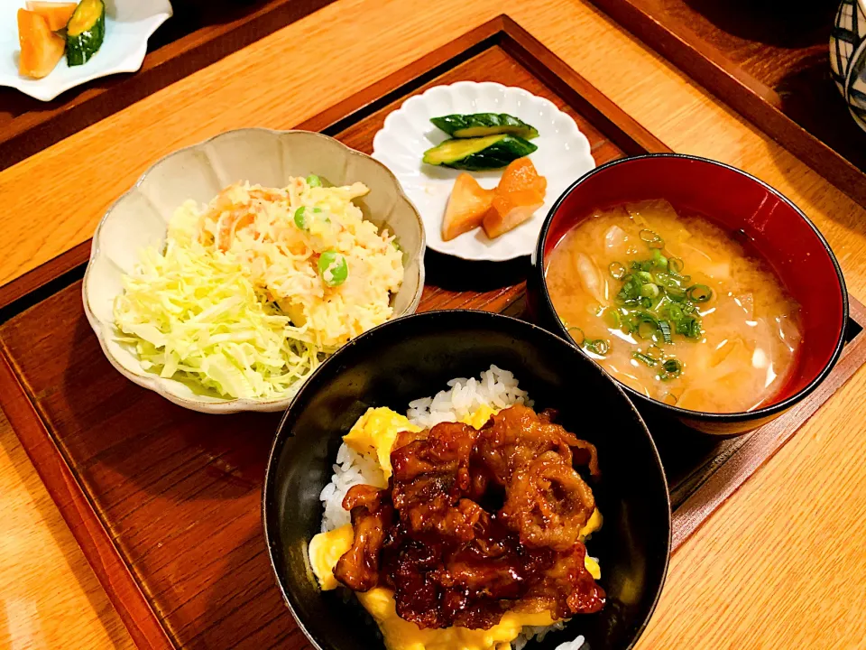 我が家の晩ごはん🍚豚肉甘辛丼、ポテトサラダ、みそ汁、大根ときゅうりの味噌漬け|いちごさん