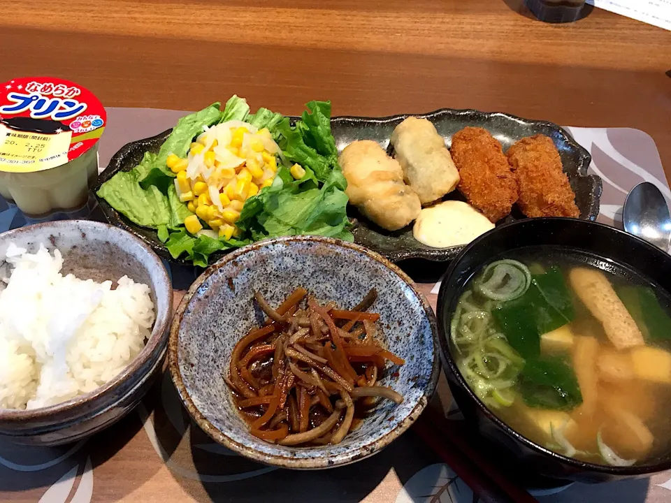 晩御飯
カキフライ、鶏肉紫蘇巻き、きんぴらごぼう、コーンと玉ねぎのサラダ、グリーンリーフ、小松菜と揚げと豆腐の味噌汁、白米、プリン|かよちゃんさん