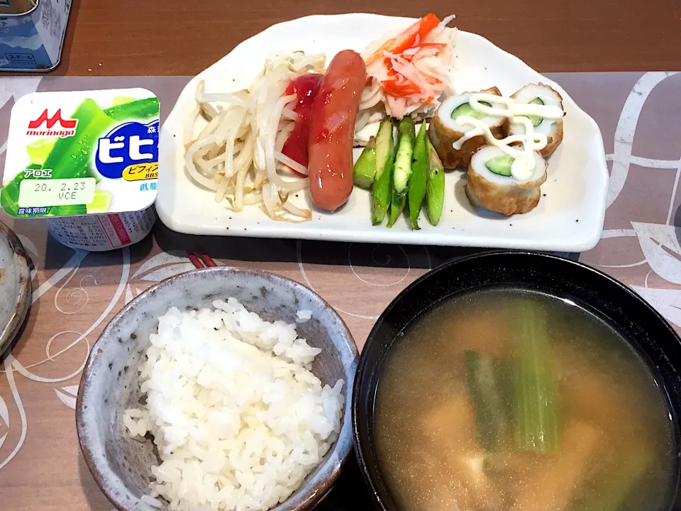 Snapdishの料理写真:朝ごはん
竹輪きゅうり、ウインナーソテー、アスパラ炒め、カニカマ、茹でもやし、白米、小松菜と揚げと豆腐の味噌汁、アロエヨーグルト|かよちゃんさん