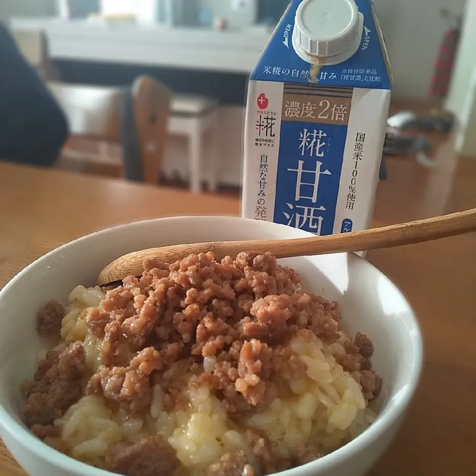 Snapdishの料理写真:糀甘酒そぼろとTKGで朝食|まきごろうさん