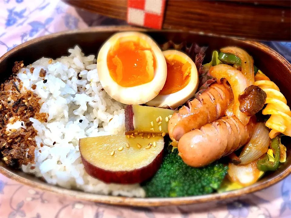 サラ弁　　　　　　　　　　　　　　　　　味付け卵　サツマイモの甘辛煮　ウインナー　トマトパスタ（フジッリ・椎茸・玉ねぎ）|じゅんさんさん