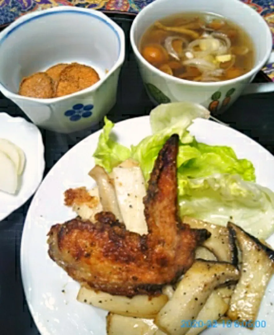 よねばーばの朝ごはん
エリンギのソテーと手羽先唐揚げ、
魚の子の佃煮
なめこ汁
べったら漬、ご飯、|yoneばーばさん