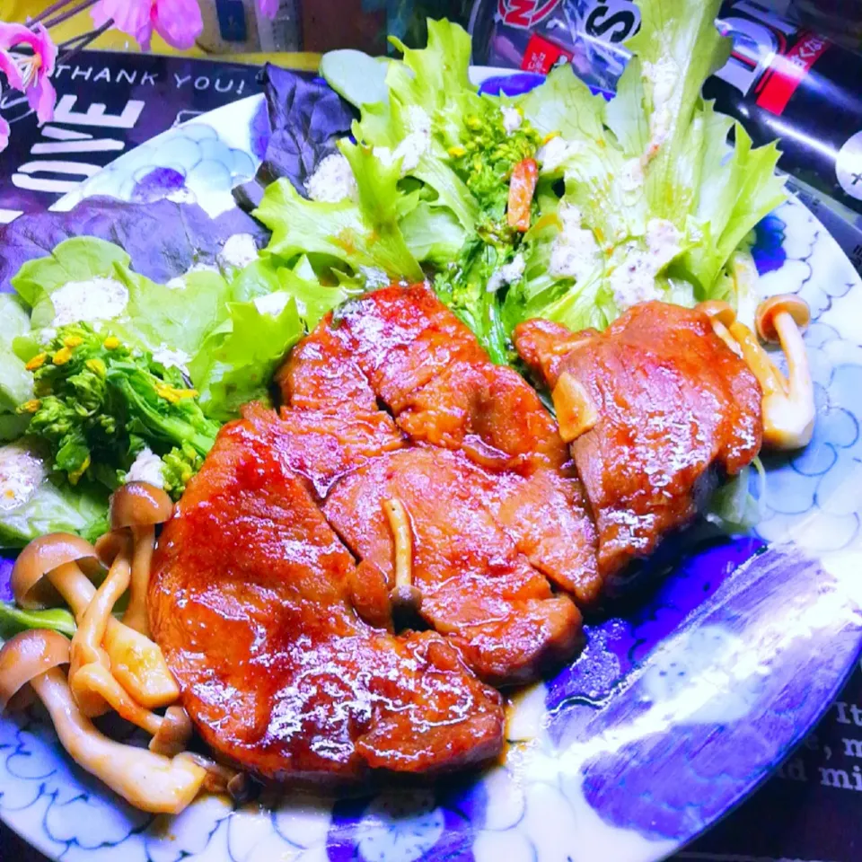 ペンギンさんの料理 シュトママさんの料理 3種のレタス　

豚テキと3種レタスサラダ( ˘ ³˘)♥うま〜ぃ🤩|ペンギンさん