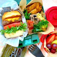 じゃが芋ロールでハンバーガー&ベーコンとマッシュルームとプチベールのパスタ弁当🍱