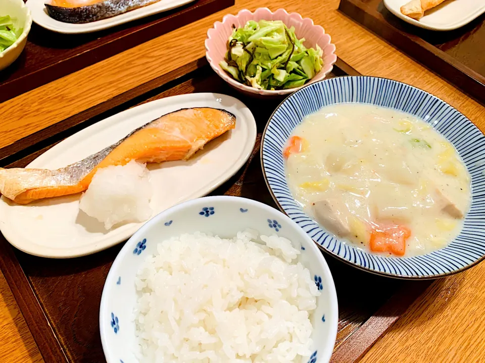 Snapdishの料理写真:我が家の晩ごはん🍚塩鮭、白菜と鶏肉のクリーム煮、キャベツのナムル|いちごさん