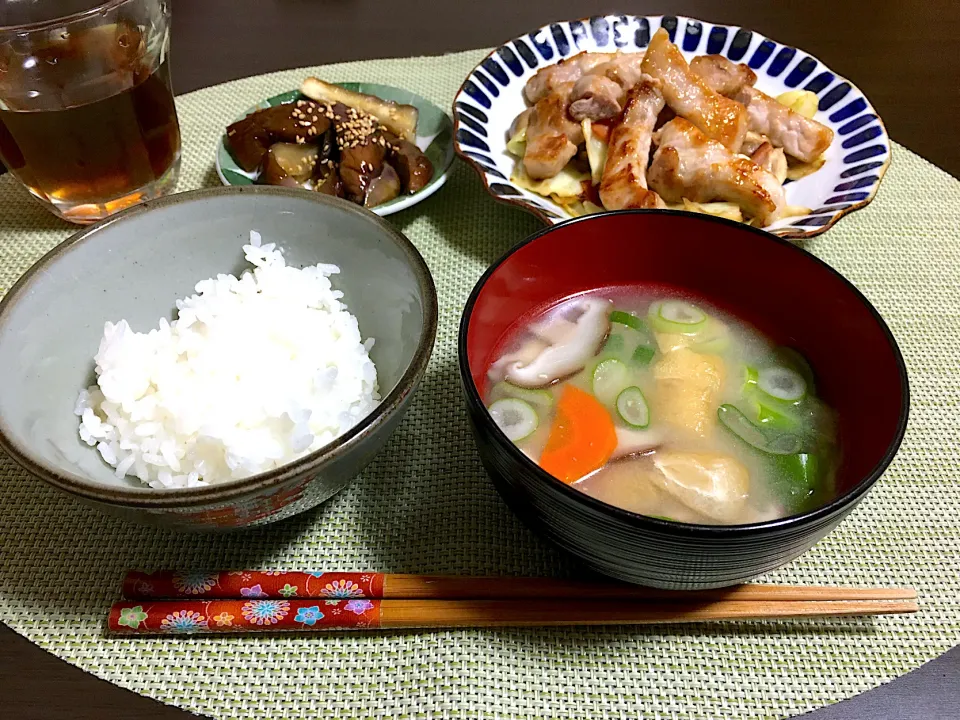 厚切り豚ロース野菜炒め　揚げなす風　椎茸の味噌汁|ちぐあささん