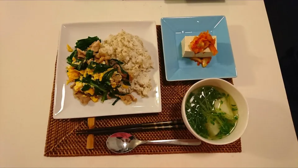 今日の夕食 豚ニラ玉丼、キムチのせ冷奴、かぶと豆苗のスープ|pinknari🐰🌈さん