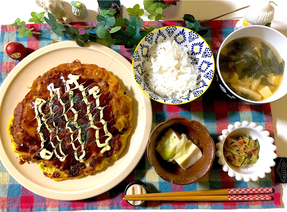 お好み焼き、味噌汁、海藻麺の酢の物、高野豆腐とねぎの煮物|syamさん