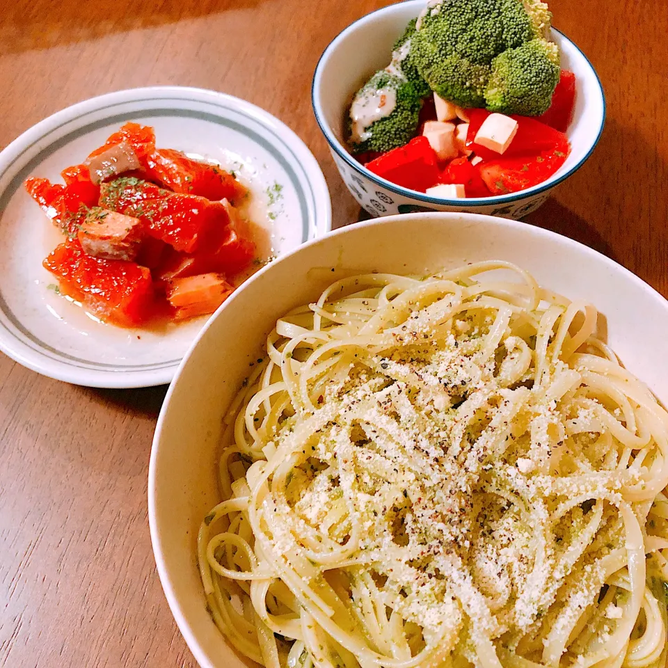 トマトとチーズのサラダとブッコロリと漬けサーモンとレトルトのバジルパスタ|薫子さん