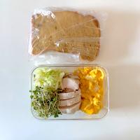 ブラン食パン、キャベツ、ブロッコリースプラウト、低温調理鶏胸肉、スクランブルエッグ