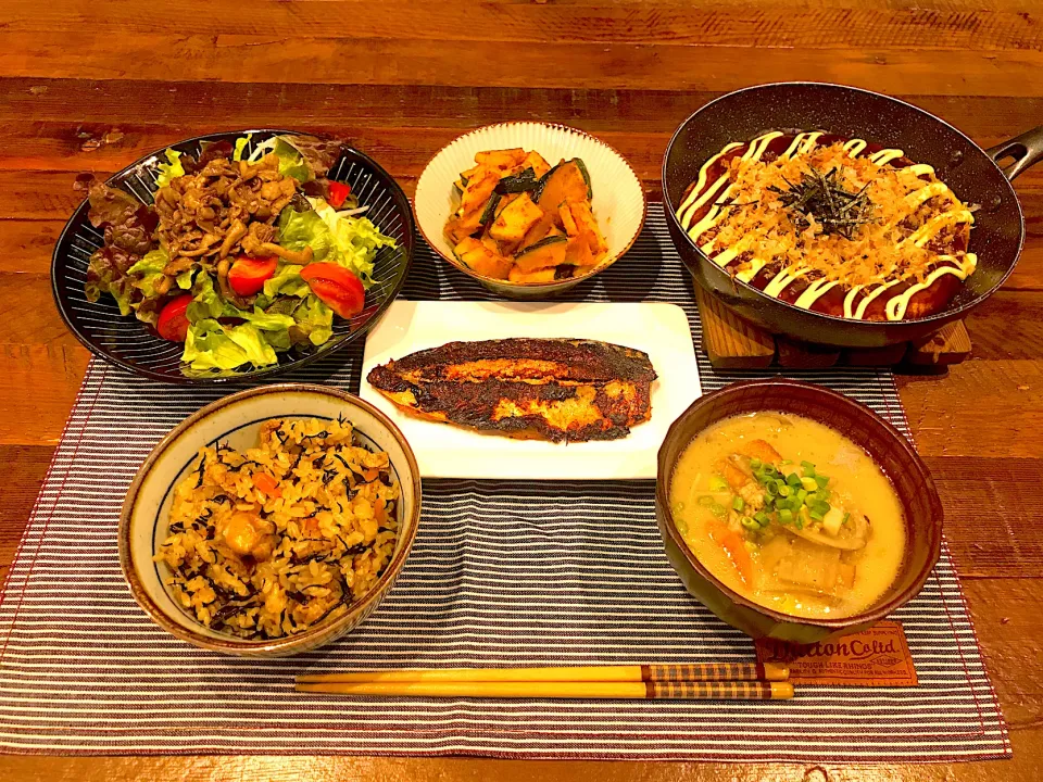 芽ひじきの炊き込みご飯.牛肉ときのこのサラダ.山芋鉄板.南瓜のバター醤油炒め.豚汁(昨日の余り).明太サバ(焼いただけ)|kaeさん