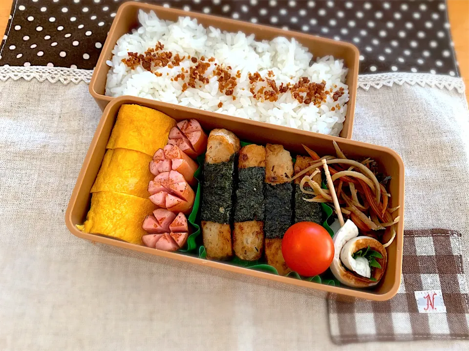 お魚バーグ海苔巻🐟卵焼き🍳ウインナー🌸きんぴら🥕竹輪紫蘇梅🌀🍅🍚|あやこさん