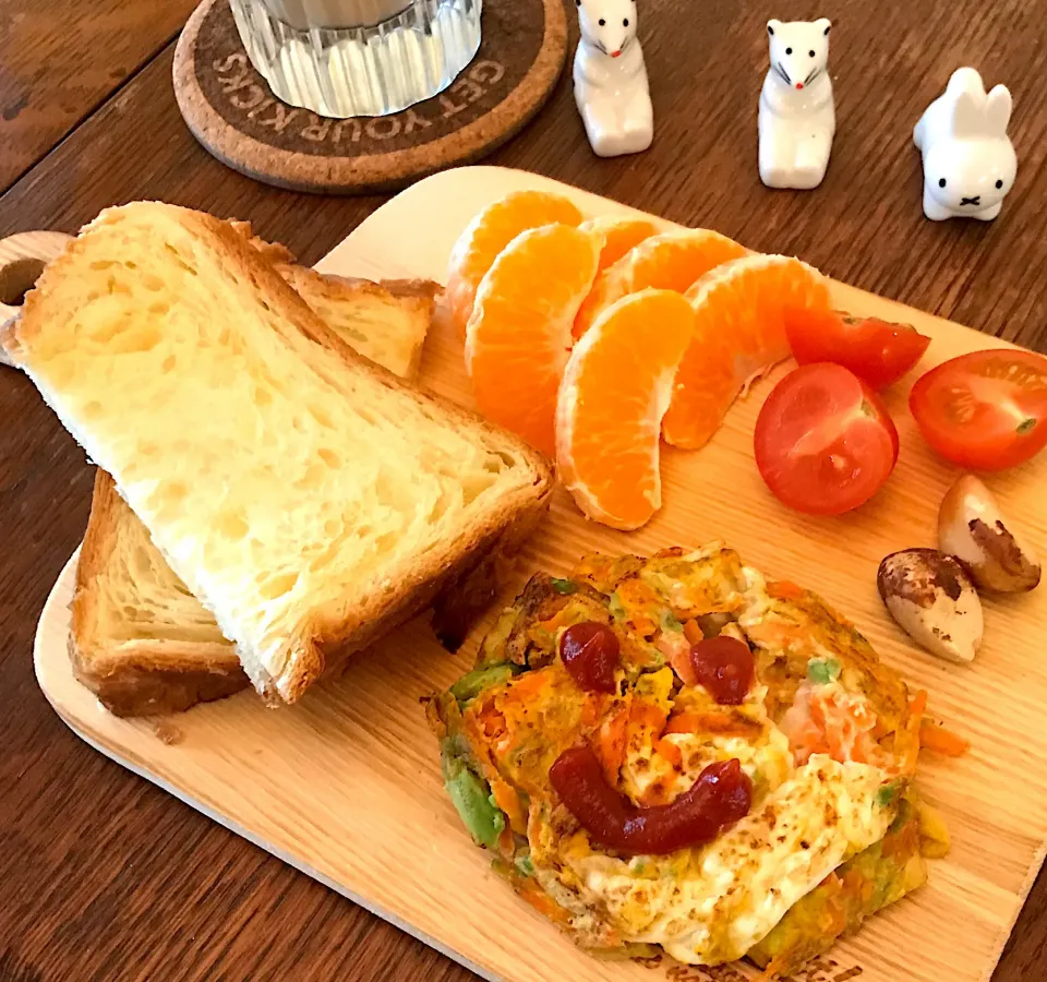 Snapdishの料理写真:朝ごはん #ボローニャデニッシュ食パン  #アボカドキャロットオムレツ🥑|小松菜さん