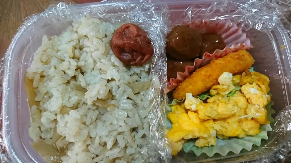 Snapdishの料理写真:生姜とゴボウの混ぜご飯弁当|りこさんさん