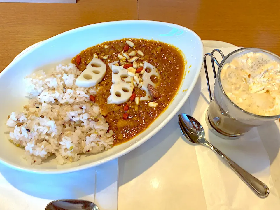 薬膳カレー🍛とウィンナー珈琲☕️|yumyum😋さん