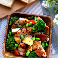 塩麹チキンと厚揚げのサラダ