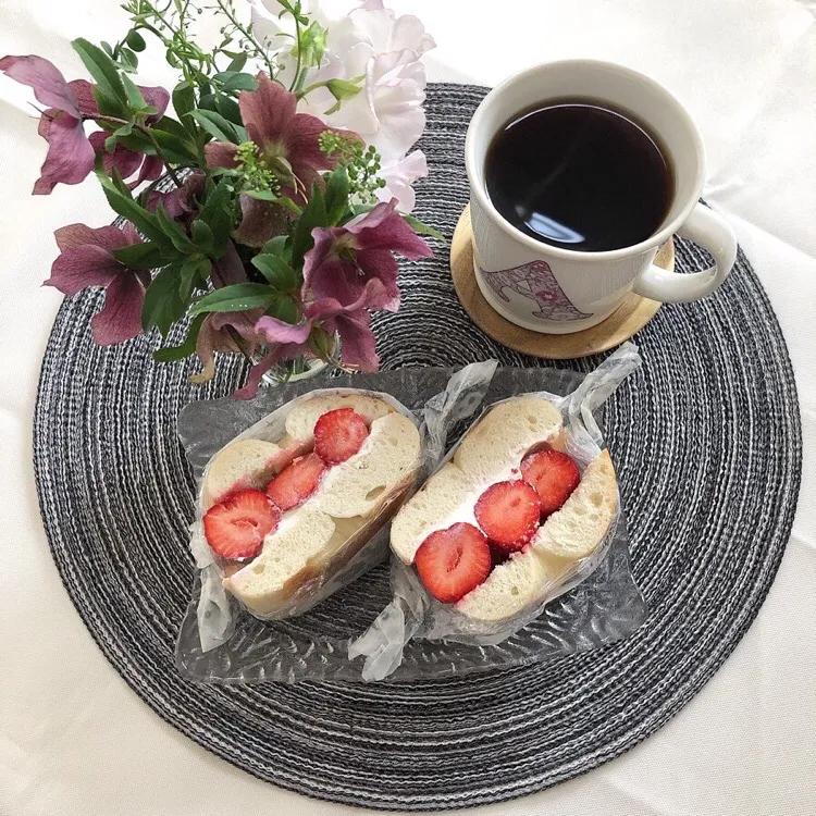 Snapdishの料理写真:2/19❤︎あまおう苺と秋映りんごジャム&クリームチーズベーグルサンド🥯|Makinsさん