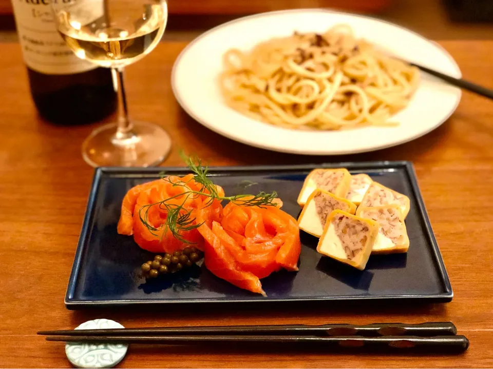 サーモンの新しい食べ方❤️                    アンチョビとドライトマトのパスタ🍅　　オーガニックワインで家飲み|マユマユさん