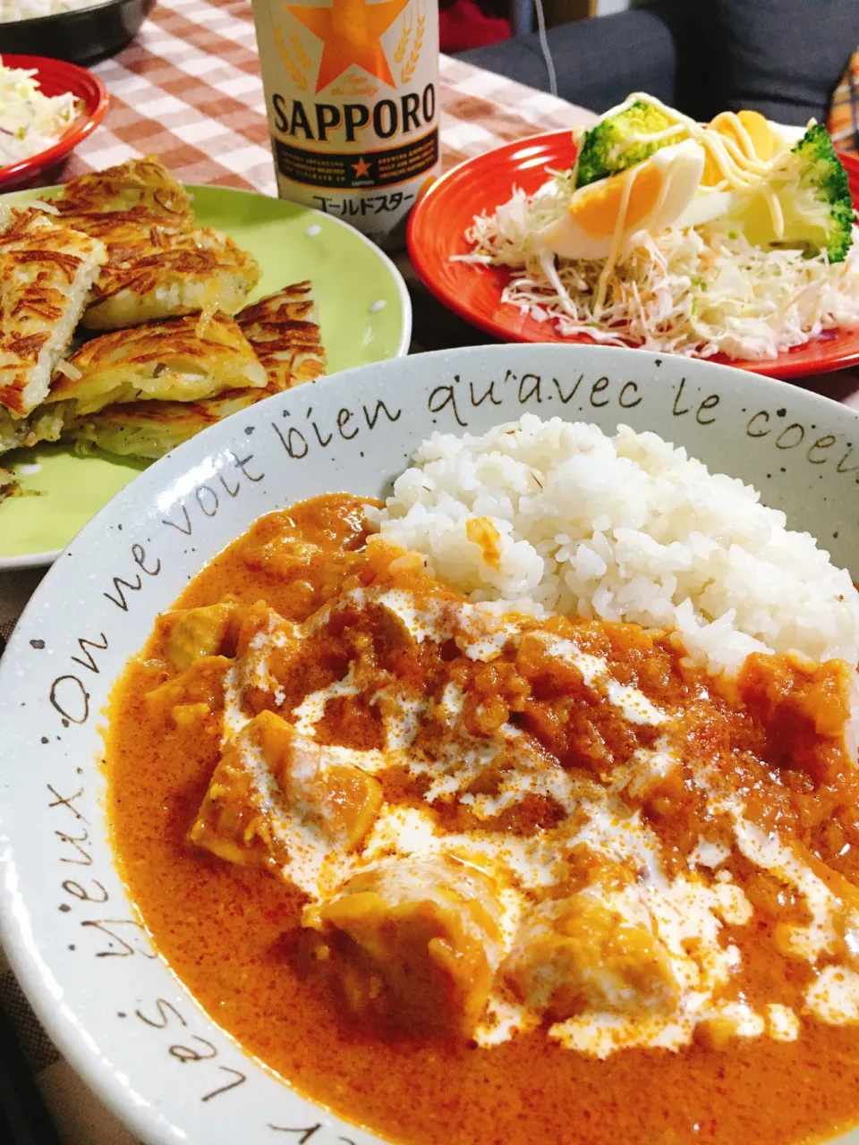 本日の晩御飯バターチキンカレーとじゃがいものガレットとキャベツサラダとサッポロゴールドスター|マイキーさん