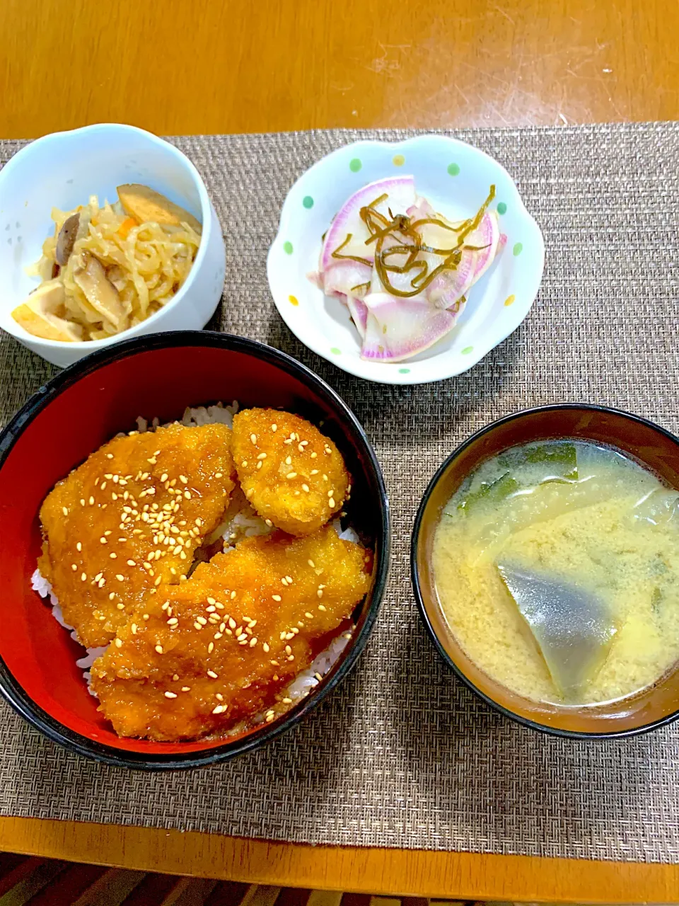 ソースカツ丼です。切り干し大根、漬物、お味噌汁付き|レモンさん