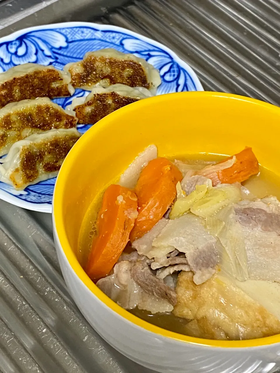 今日も寒かったから…🐷豚汁と🥟餃子👍|ひめちゃんさん