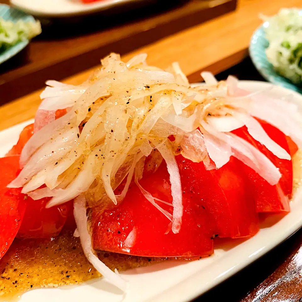 トマトのオニオンのっけ🍅ドレッシングかけて|いちごさん